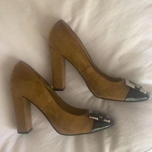 Tan suede and black patent WHBM pumps 🤩